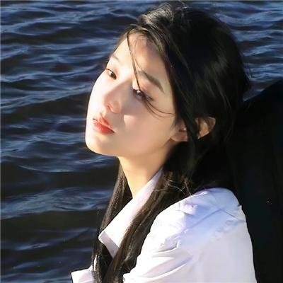 她的微笑像颗糖